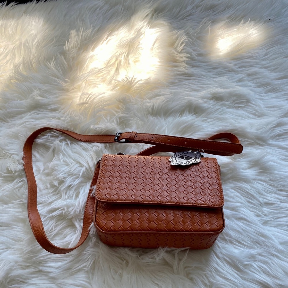 Woven shoulder bag